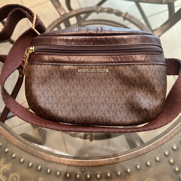 🎁Michael Kors Fanny Pack Purse M/L up to 42” Waist🎁 - Picture 4 of 4